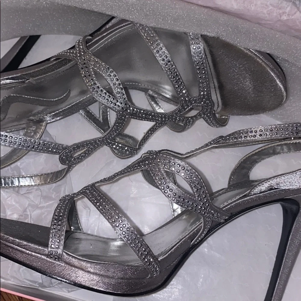 Nina Shoes Roxanne Royal Silver Heels - Size 8.5